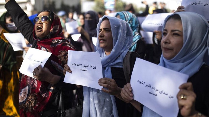 Sejumlah wanita di Afghanistan melakukan aksi unjuk rasa mengkritik Taliban. Dalam aksi itu salah satu aspirasi yang disuarakan adalah terkait hak-hak perempuan