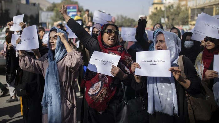 Sejumlah wanita di Afghanistan melakukan aksi unjuk rasa mengkritik Taliban. Dalam aksi itu salah satu aspirasi yang disuarakan adalah terkait hak-hak perempuan