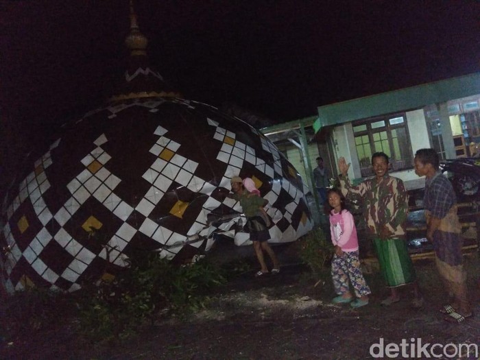 kubah masjid di bojonegoro ambruk diterjang angin kencang