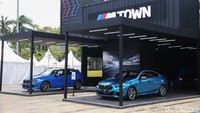 Ada 12 unit kendaraan BMW dan 2 unit MINI yang dihadirkan di BMW Pavilion.