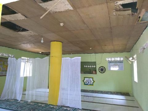 Masjid Miftahul Khaer di Dusun Benteng Pancasila, Desa Bontona Saluk, Kecamatan Bontomatene, Selayar kondisinya meprihatinkan usai 20 tahun tak direnovasi. (dok. Istimewa)