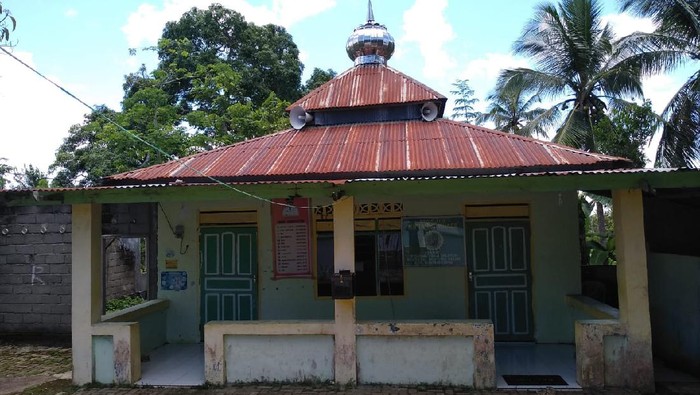 Masjid Miftahul Khaer di Dusun Benteng Pancasila, Desa Bontona Saluk, Kecamatan Bontomatene, Selayar kondisinya meprihatinkan usai 20 tahun tak direnovasi. (dok. Istimewa)