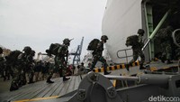 Para prajurit TNI tampak naik ke kapal untuk melaksanakan Latihan Operasi Amfibi TA 2021.
