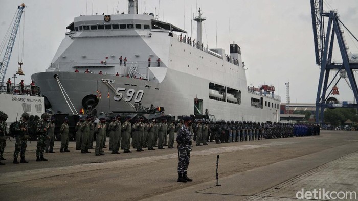 Melihat Apel Persiapan Operasi Amfibi Tahun 2021 TNI Angkatan Laut (AL) akan menggelar Latihan Operasi Amfibi TA 2021 di Kepulauan Riau. Yuk lihat apel persiapan Operasi Amfibi Tahun 2021.
