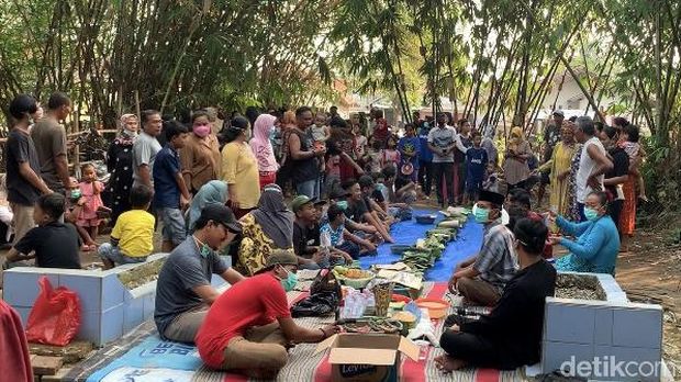 Sejumlah warga di Karawang ambil bagian dalam tradisi penyucian pusaka Seni Ajeng. Seperti apa prosesnya? Lihat yuk.