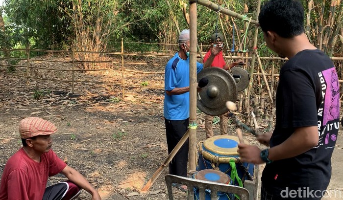 Sejumlah warga di Karawang ambil bagian dalam tradisi penyucian pusaka Seni Ajeng. Seperti apa prosesnya? Lihat yuk.