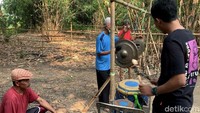 Keturunan Uyut Masrin (Seniman Ajeng Karawang) tengah memainkan kesenian Ajeng sebagai salah satu prosesi penyucian pusaka.