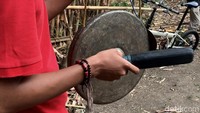 Goong Bende merupakan salah satu benda pusaka peninggalan Uyut Masrin (Seniman Ajeng di Karawang).