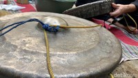 Tak hanya Goong Bende, dalam gelaran tradisi tersebut terlihat pula Goong Kempul yang juga merupakan salah satu peninggalan Uyut Masrin.