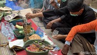  Tradisi penyucian pusaka ini tampak dihadiri oleh sejumlah keturunan Uyut Masrin.
