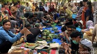 Setelah memanjatkan do’a seluruh hidangan langsung diperebutkan oleh seluruh warga yang hadir dalam penyucian pusaka Ajeng.