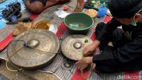 Tampak Kang Muhidin (Keturunan ke 8) dari Uyut Masrin tengah menyucikan Goong Bende dan Kempul benda peninggalan dari Uyut Masrin.