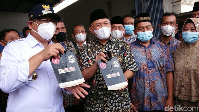 Menkop UKM Teten Masduki mengapresiasi sertifikasi Standar Nasional Indonesia (SNI), terhadap produk cangkul yang diproduksi salah satu koperasi di Tulungagung. Ini diharapkan meningkatkan daya saing pelaku usaha kecil, sekaligus mendukung upaya mewujudkan swasembada cangkul dalam negeri.