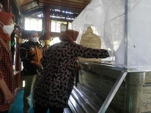 Mensos Risma Ziarah ke Makam Cut Nyak Dien di Sumedang