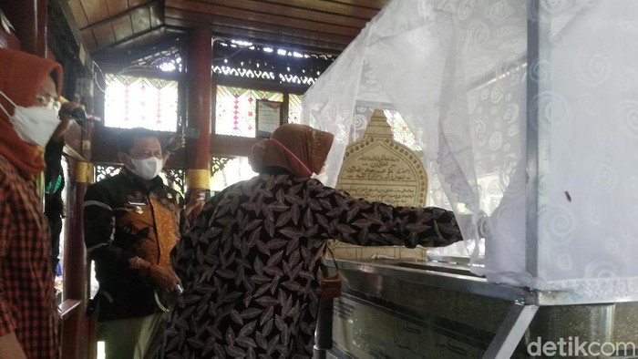 Menteri Sosial Tri Rismaharini berziarah ke makam Cut Nyak Dien di Sumedang.