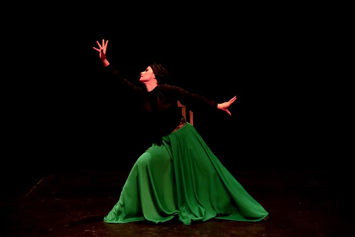 Mistis! Tarian Sufi Dibawakan oleh Perempuan Iran Khishtan art group perform the Sama dance, or a Sufi dance, at a theater hall in downtown Tehran, Iran, Friday, Oct. 15, 2021. Sama is a popular form of worship in Sufism. (AP Photo/Ebrahim Noroozi)