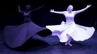 Kelompok seni Khishtan asal Iran menampilkan tarian Sama atau yang lebih dikenal dunia sebagai tarian Sufi.  Foto: AP/Ebrahim Noroozi