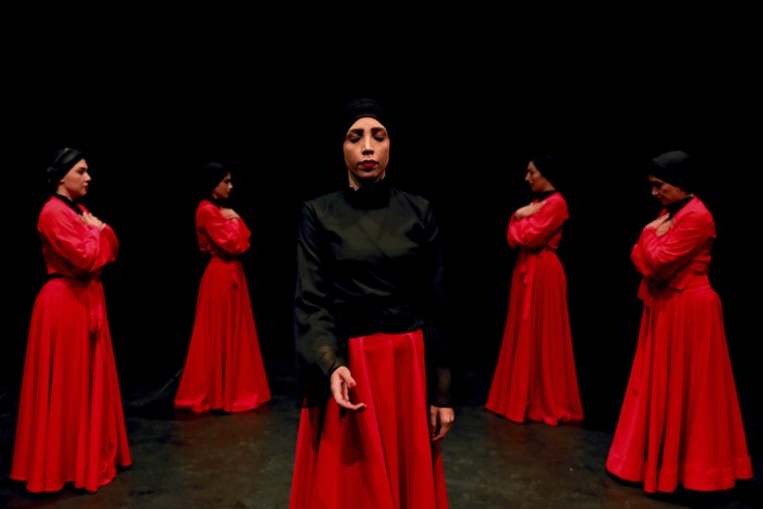 Mistis! Tarian Sufi Dibawakan oleh Perempuan Iran Khishtan art group perform the Sama dance, or a Sufi dance, at a theater hall in downtown Tehran, Iran, Friday, Oct. 15, 2021. Sama is a popular form of worship in Sufism. (AP Photo/Ebrahim Noroozi)