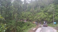 Jalanan yang dilewati mobil jip di pinggiran Kabupaten Magelang terbilang baik. 