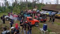 Suasana one day tour menggunakan mobil jip di Kabupaten Magelang.