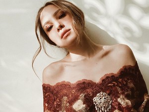 Paola Serena: Cerai, Suka Mistis, hingga Digosipkan Dekat dengan Gading Marten