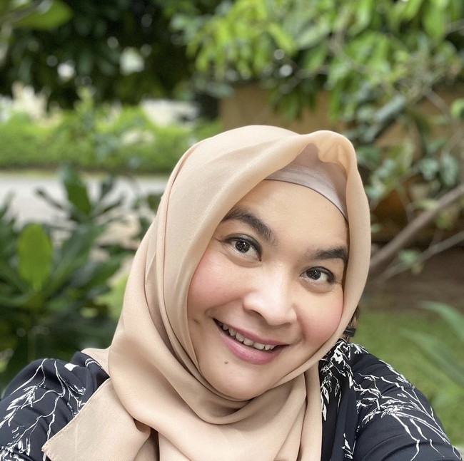 Wanita 48 tahun itu juga memakai hijab segi empat dalam beberapa kesempatan. Seperti dalam foto ini ia mengenakan hijab segi empat bahan polycotton warna nude.  Foto: Dok. Instagram @dwiyanthi_ulfa.