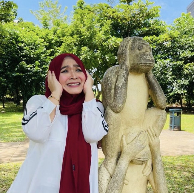 Bukan Ulfa Dwiyanti namanya, jika tak melakukan hal yang kocak. Seperti dalam foto ini, ia mala menirukan patung dan menuliskan caption lucu. Perbedaan orang kurus & orang Gemuk hanya pada makanannya aja..Yang Kurus makan hati, yang Gemuk..makan tempat 🤭🤣🤣 (aku dong), tulis Ulfa.Foto: Dok. Instagram @dwiyanthi_ulfa.