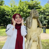 Bukan Ulfa Dwiyanti namanya, jika tak melakukan hal yang kocak. Seperti dalam foto ini, ia mala menirukan patung dan menuliskan caption lucu. Perbedaan orang kurus & orang Gemuk hanya pada makanannya aja..Yang Kurus makan hati, yang Gemuk..makan tempat 🤭🤣🤣 (aku dong), tulis Ulfa.Foto: Dok. Instagram @dwiyanthi_ulfa.