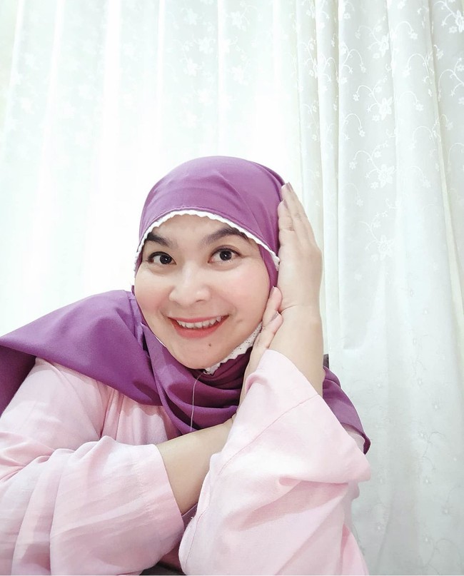 Ulfa Dwiyanti adalah pembawa acara sekaligus pelawak Indonesia yang mengawali karier sebagai penyiar radio. Aksi kocaknya kerap mengocok perut penonton dalam program acara Sahur Kita pada 2003. Wanita dengan tinggi 152 cm ini dikenal sebagai sahabat dekat Eko Patrio dan almarhum Taufik Savalas. Selain itu ia juga pembawa acara Kocok-Kocok yang menjadi tontonan favorit pemirsa televisi 90-an. Foto: Dok. Instagram @dwiyanthi_ulfa.