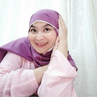 Ulfa Dwiyanti adalah pembawa acara sekaligus pelawak Indonesia yang mengawali karier sebagai penyiar radio. Aksi kocaknya kerap mengocok perut penonton dalam program acara Sahur Kita pada 2003. Wanita dengan tinggi 152 cm ini dikenal sebagai sahabat dekat Eko Patrio dan almarhum Taufik Savalas. Selain itu ia juga pembawa acara Kocok-Kocok yang menjadi tontonan favorit pemirsa televisi 90-an. Foto: Dok. Instagram @dwiyanthi_ulfa.