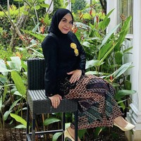Ulfa Dwiyanti tampil anggun dan feminin saat mengenakan kebaya dan hijab plisket hitam. Dipadu dengan rok batik dan high heels.  Foto: Dok. Instagram @dwiyanthi_ulfa.
