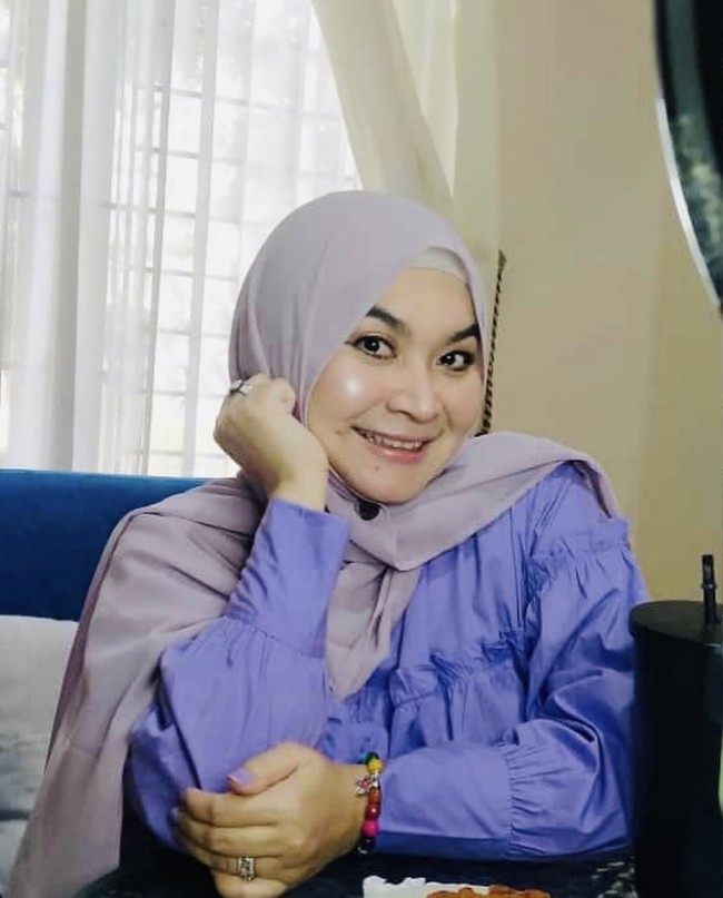 Hijab pashmina menjadi hijab andalan Ulfa Dwiyanthi sehari-hari. Seperti dalam foto ini Ulfa memakai hijab pashmina abu-abu yang disampirkan ke belakang dan dipadu dengan blouse warna royal blue.  Foto: Dok. Instagram @dwiyanthi_ulfa.