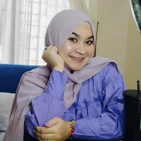Hijab pashmina menjadi hijab andalan Ulfa Dwiyanthi sehari-hari. Seperti dalam foto ini Ulfa memakai hijab pashmina abu-abu yang disampirkan ke belakang dan dipadu dengan blouse warna royal blue.  Foto: Dok. Instagram @dwiyanthi_ulfa.