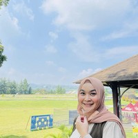 Ulfa Dwiyanti dengan senyumannya yang khas membagikan foto saat memakai hijab plisket. Ia masih terlihat awet muda.  Foto: Dok. Instagram @dwiyanthi_ulfa.