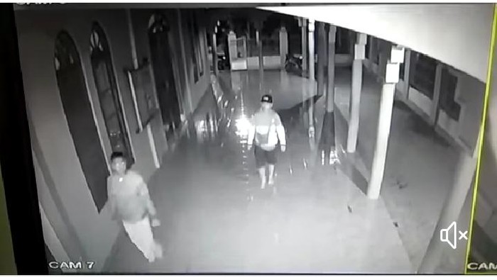 Pencurian kotak amal di Klaten terekam CCTV