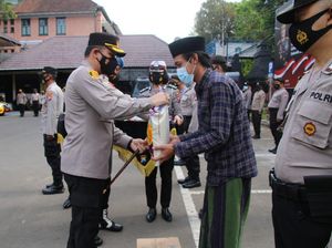 Polisi Malang Kota Bagi-bagi Sembako ke Ponpes Peringati Hari Santri