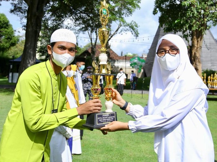 Peringati HSN, Bupati Ipuk: Kerja Bersama Wujudkan “Lima Hebat” Santri