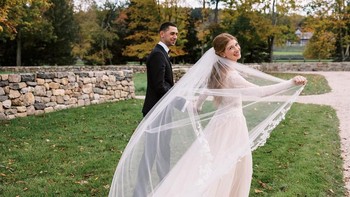 Foto ini diposting Melinda Gates. Kata dia bahagia sekali merayakan pernikahan Jennifer dan Nayel. Mereka menikah secara Islam pada Jumat (15/10) secara privat. Lalu Sabtu (16/10) ada prosesi pencatatan sipil dan resepsi untuk 300 undangan terbatas. Foto: (melindafrenchgates/Instagram)