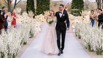 Foto Jennifer Gates tertawa bahagia. My universe 10.16.21, kata Jennifer. Ini adalah momen usai prosesi pencatatan sipil, pernikahan secara Islam dilakukan sehari sebelumnya. Pernikahan mewah senilai Rp 28 miliar ini berlangsung secara tertutup. Publik awalnya cuma dapat foto dari paparazzi. (jenniferkgates/Instagram)