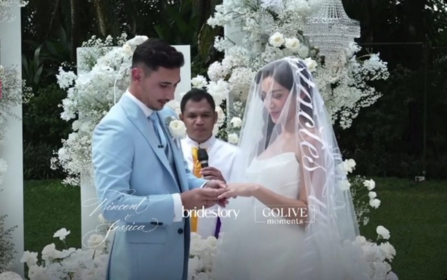 Pemberkatan pernikahan Jessica Iskandar dan Vincent Verhaag berlangsung di sebuah taman di Jakarta. Momen bahagia mereka disaksikan oleh keluarga dan teman-teman dekat sesuai dengan keinginan Jedar untuk menikah secara intimate dan sakral. Foto: Instagram @bridestory