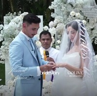 Pemberkatan pernikahan Jessica Iskandar dan Vincent Verhaag berlangsung di sebuah taman di Jakarta. Momen bahagia mereka disaksikan oleh keluarga dan teman-teman dekat sesuai dengan keinginan Jedar untuk menikah secara intimate dan sakral. Foto: Instagram @bridestory