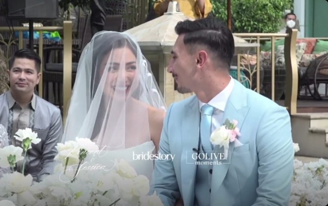 Jedar dan Vincent menikahi pukul 15:00 hari ini. Pernikahan yang disiarkan secara live tersebut berjalan khidmat dan haru. Dalam video, Vincent bahkan terlihat meneteskan air mata.Foto: Instagram @bridestory