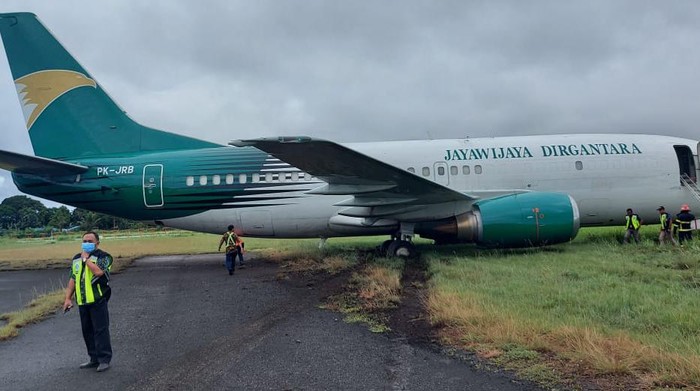 Pesawat kargo Jayawijaya Dirgantara tergelincir di Bandara Sentani Papua.