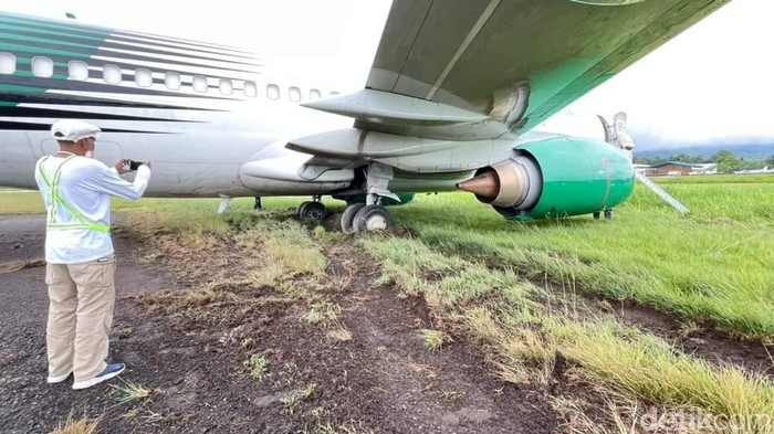 Pesawat kargo milik Jayawijaya Dirgantara tergelincir di Bandara Sentani, Jayapura. (Wilpret/detikcom)