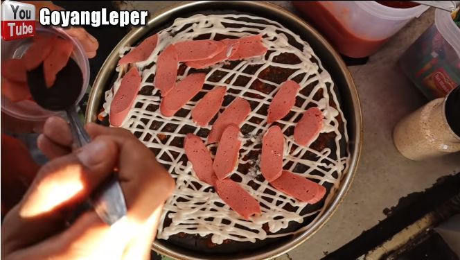5 Pizza Gerobakan Kaki Lima, Cukup Bawa Uang Rp 12.000 Saja