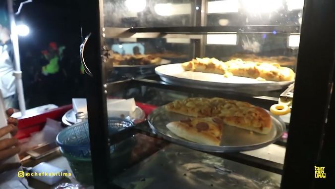 5 Pizza Gerobakan Kaki Lima, Cukup Bawa Uang Rp 12.000 Saja