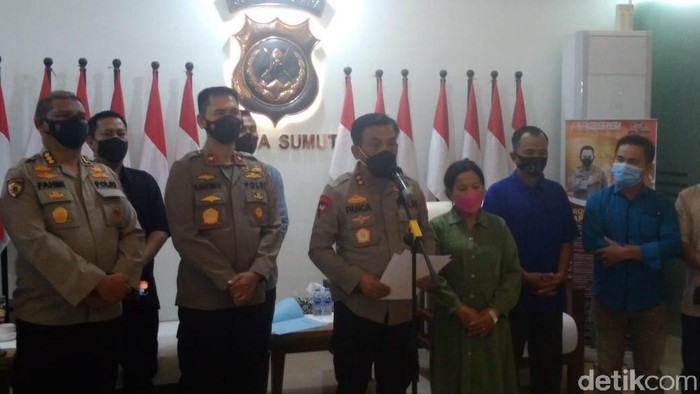 Polda Sumut menghentikan penyidikan kasus pedagang dipukul preman jadi tersangka. Status tersangka pada tersangka tersebut pun sudah dicopot. (Datuk Haris/detikcom)