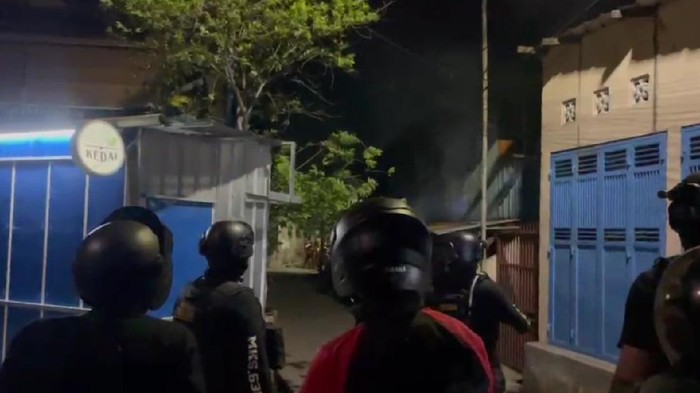 Polisi bubarkan tawuran di Makassar (Foto: Istimewa)