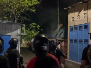 Bubarkan Aksi Tawuran Antarwarga di Makassar, Polisi Dihalangi Emak-emak