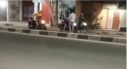 Sebuah video menunjukan aksi balap liar para remaja beredar di media sosial. Dalam unggahan video, dinarasikan lokasi balap liar di depan Naga Swalayan, Jatiasih, Bekasi.